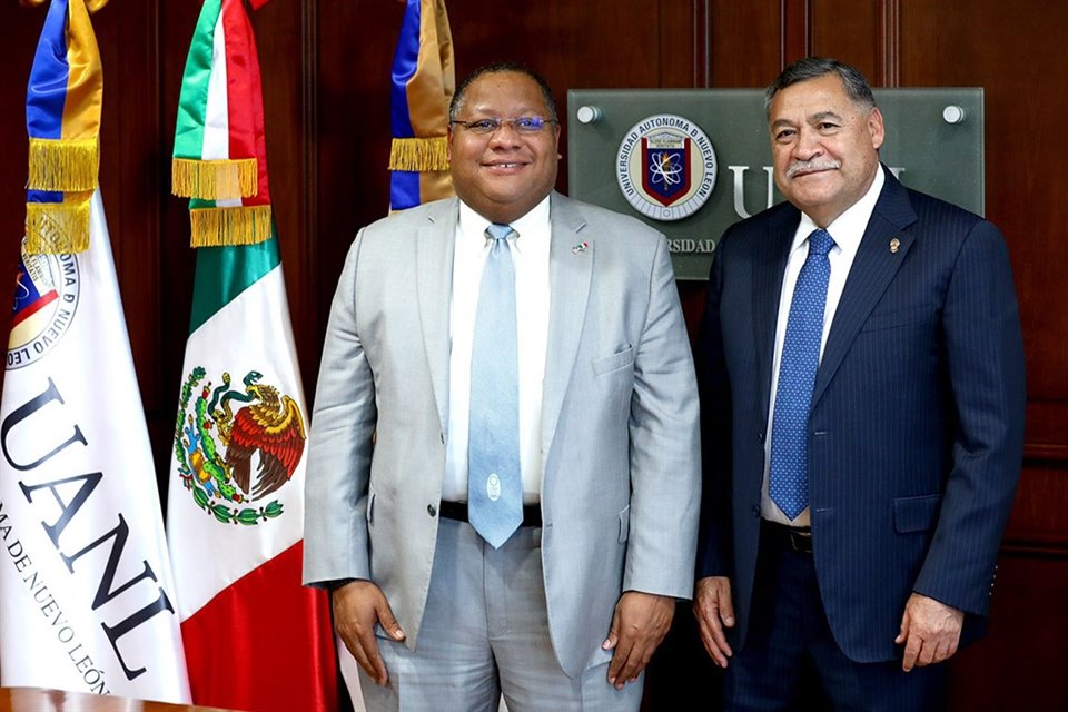 Santos Guzmán López, Rector de la UANL y el Cónsul General de los Estados Unidos en Monterrey, Roger C. Rigaud