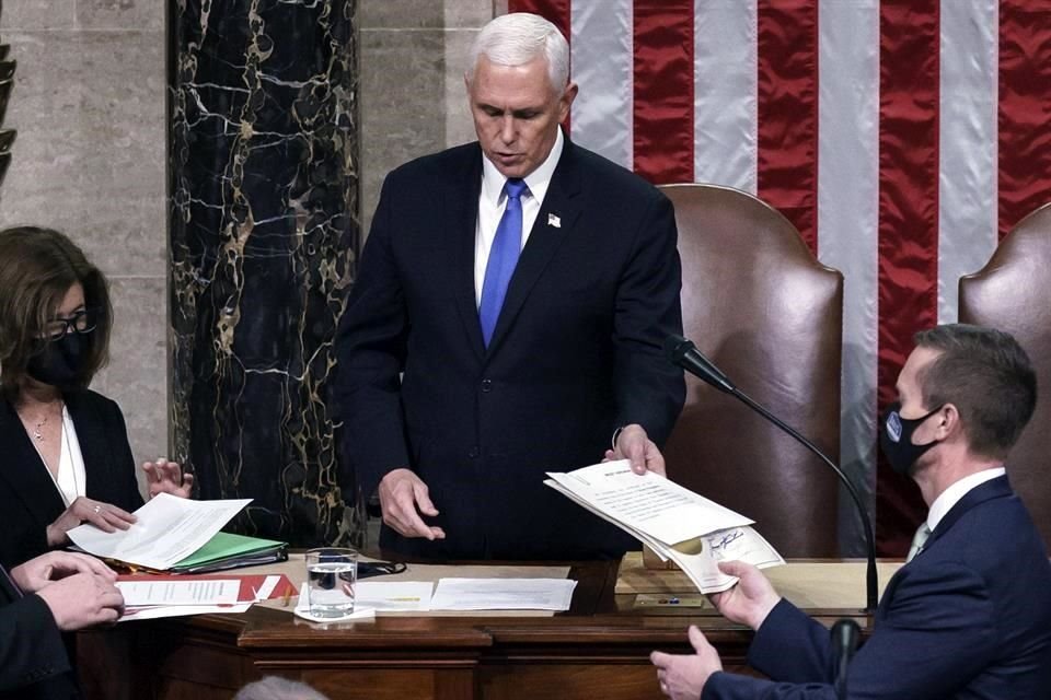 Al igual que el resto de los legisladores, Pence regresó por la noche del 6 de enero de 2021 al Capitolio para certificar la victoria de Biden, luego de la insurrección.