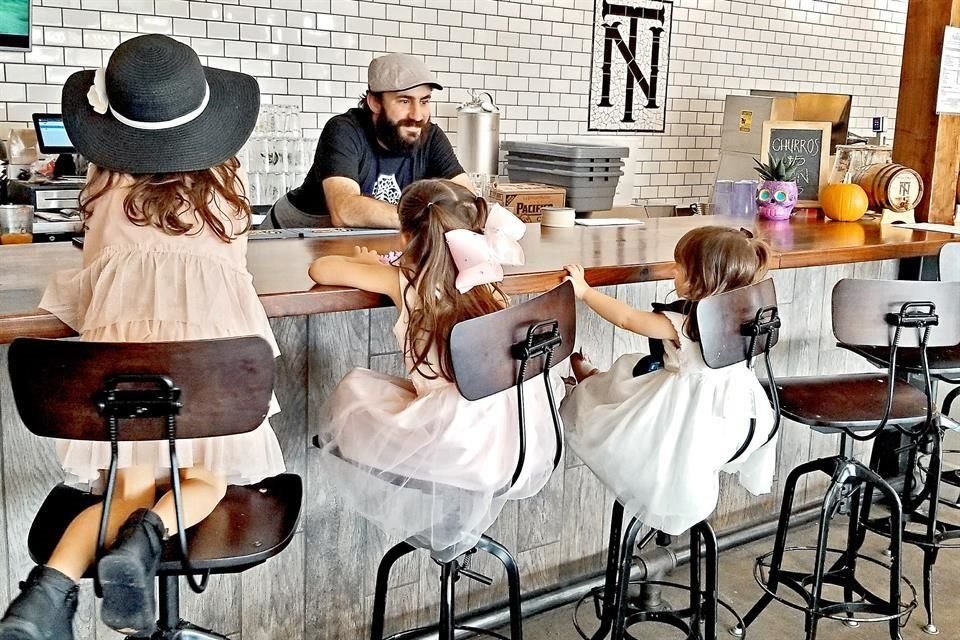Patricio en la barra de Nixtaco, en Roseville, California junto a sus hijas Rebecca, Valentina y Julia.