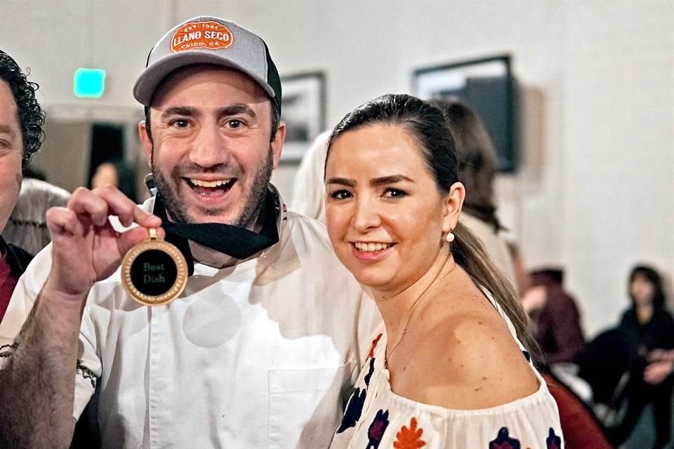 Con su esposa Cinthia Martínez, en el Baconfest de Sacramento. El chef ha ganado tres veces este certamen gastronómico<br>y ahora es el administrador del mismo.