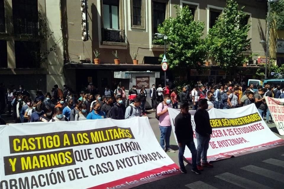 En la protesta, los padres de los 43 estuvieron acompañados de estudiantes de Ayotzinapa y otras normales del País.