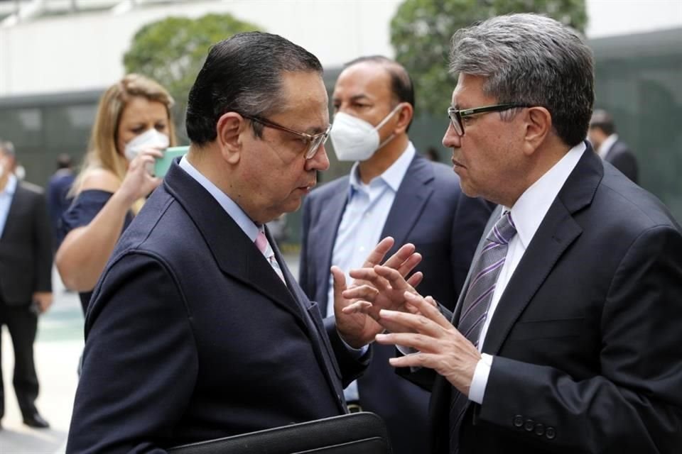 Los senadores Germán Martínez y Ricardo Monreal en una conversación en el Patio del Federalismo del Senado en septiembre pasado.