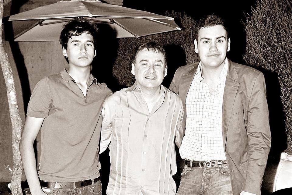 Con sus hijos José Alberto y Aldo Farías.