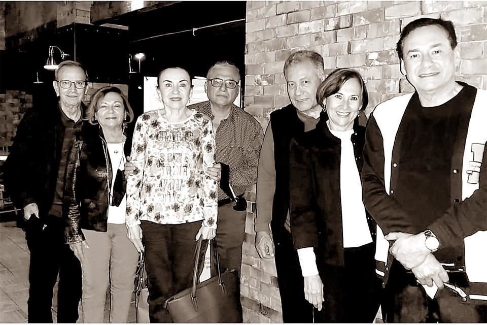 Con algunos integrantes de su familia: Francisco Dávila, Silvia Farías, Blanca Fernández, Alberto Farías, José Ovalle, Tere Farías y José Farías