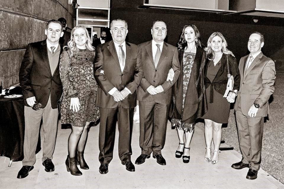 ALGUNOS DE SUS HIJOS Y NIETOS: Jesús González, Cecilia Garza de González, Eugenio Garza Herrera, Andrés Garza Herrera, Maru Martínez de Garza, Ana Cristina Garza de Sáenz y Mauricio Sáenz