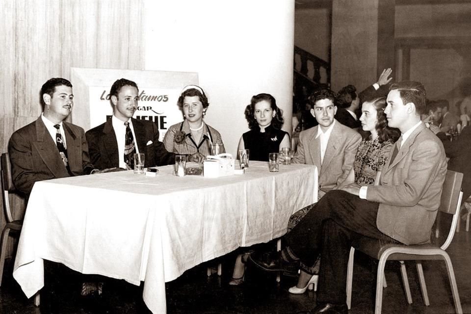 EN EL CASINO MONTERREY EN 1952. Heliodoro Salazar, Joaquín Garza Lewels, Cristina Muguerza, Oralia Muñoz, Alejandro H. Chapa, Amalia Herrera y Jorge L. Garza