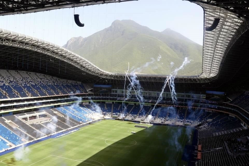 Rayados celebró la designación en el Estadio BBVA con juego pirotécnicas con los que formaron la M de Monterrey.