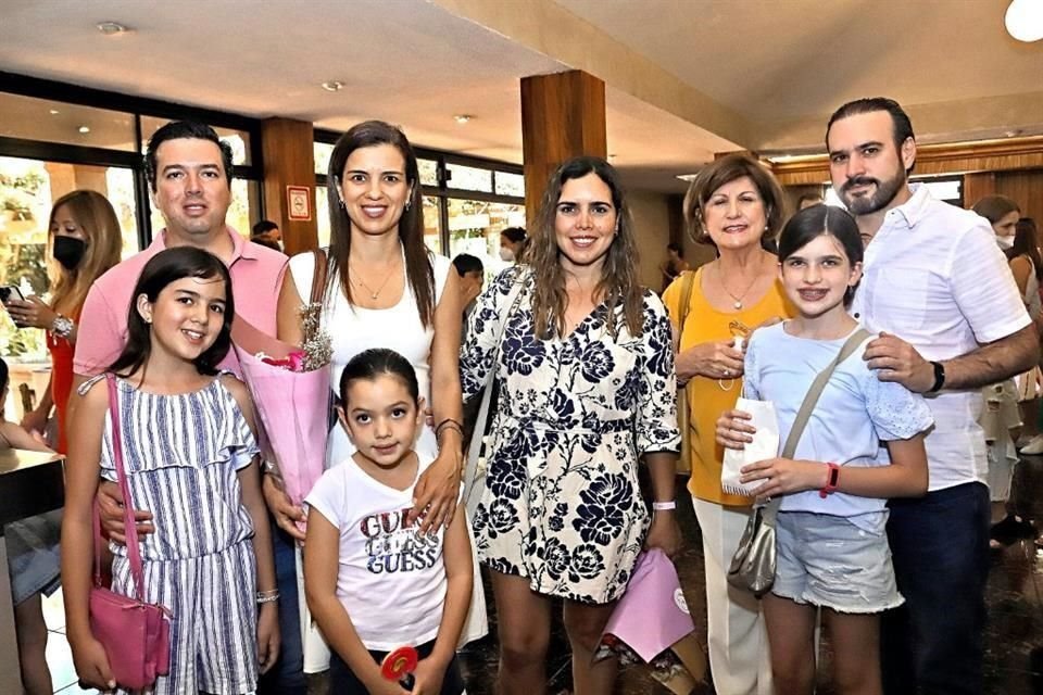 Javier Bortoni, Paulina Cantú, Eva Quiroga, Rosy Wolberg, Alberto Wolberg, Roberta Bortoni, Fabiana Elizondo y Lucía Wolberg