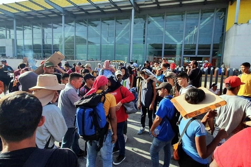 Un grupo de migrantes decidió iniciar el recorrido a pie hasta la frontera con Estados Unidos.