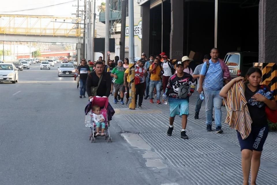 Un grupo de migrantes se dirigió hacia la Avenida Universidad.