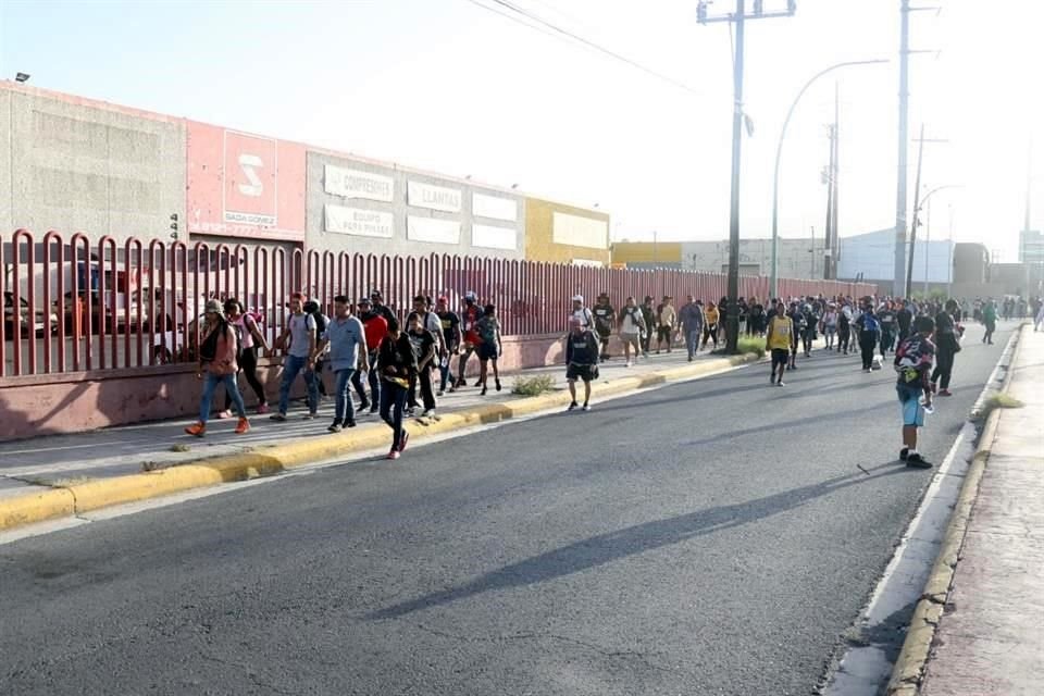 Un grupo de migrantes decidió realizar un recorrido a pie hasta la frontera con Estados Unidos, luego de que les impidieron comprar boletos de autobús o viajar en otros vehículos.