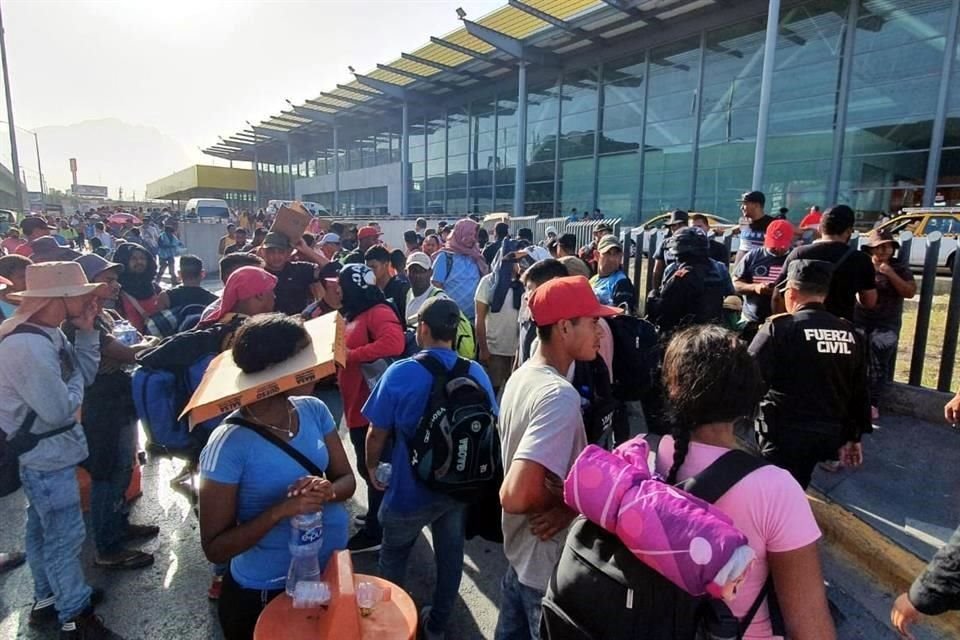 Minutos después de las 18:00 horas, el contingente se concentró afuera de la Central de Autobuses para salir hacia Coahuila, en un viaje que puede durar hasta una semana.