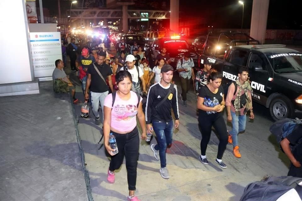 Las personas, entre ellas mujeres y niños, caminan hacia el norte cargados sólo con algunas botellas de agua y restos de comida que guardaron durante su estancia en Monterrey.