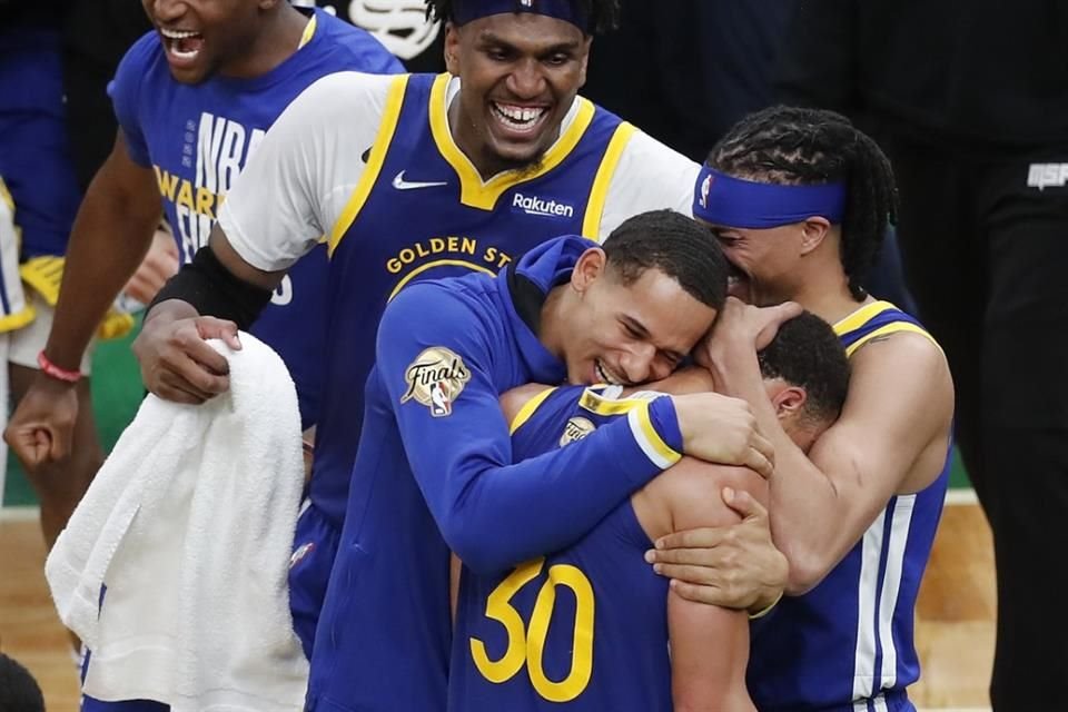 El mexicano Toscano abraza a Curry.