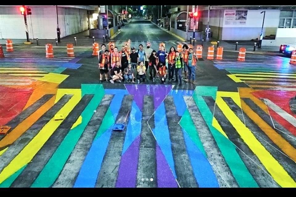 Con brochas y pinturas de la bandera de la diversidad sexual, chicos y chicas se dedicaron a pintar con los colores del arcoíris los pasos de cebra en varios cruces en el Centro.