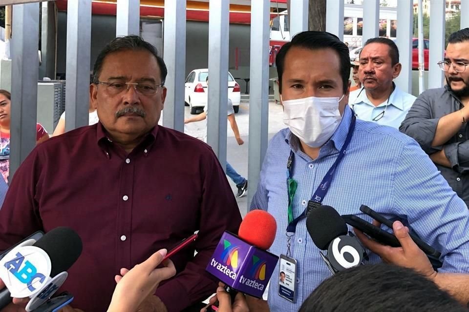 Los Alcaldes, Andrés Mijes, de Escobedo (izq.) y Daniel Carrillo, San Nicolás, acudieron a reclamar a Agua y Drenaje de Monterrey el incumplimiento en el abasto.