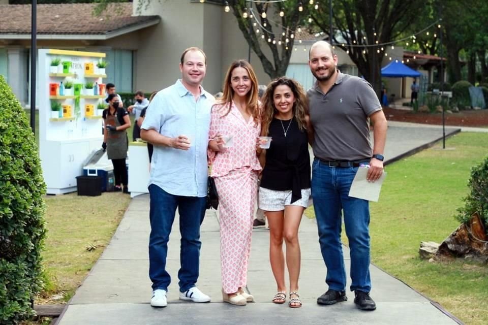 Patricio González, Lily Salinas de González, Vero Salinas y Damián Martínez