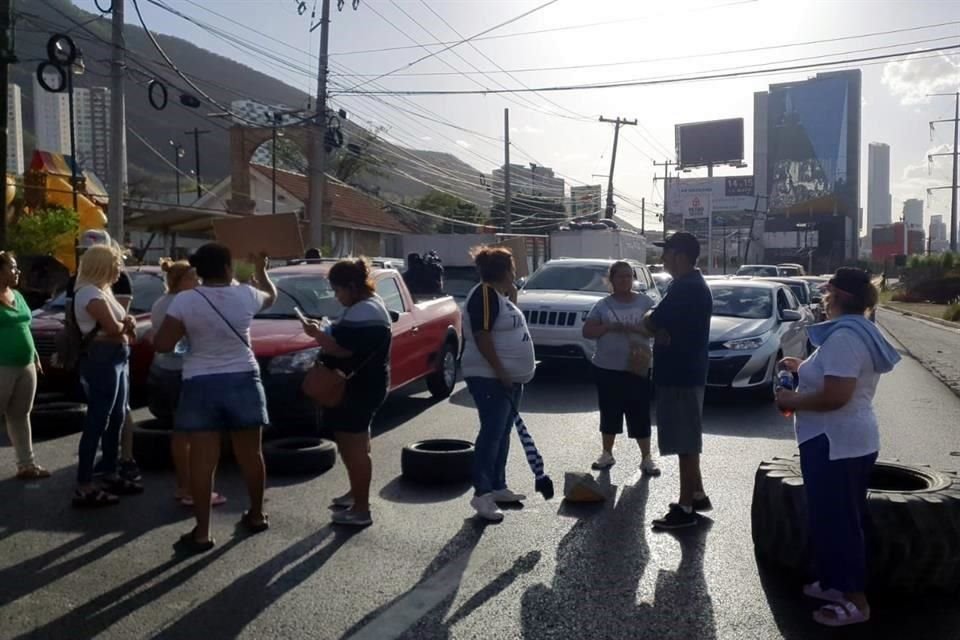 De forma simultánea, alrededor de las 18:00 horas otro grupo de inconformes bloquearon el cruce de la Avenida Lázaro Cárdenas y Acueducto, frente a la Colonia Laderas del Mirador.