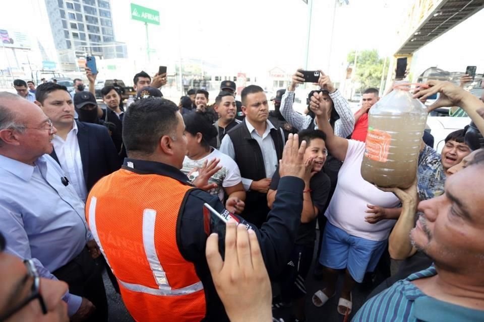 El Secretario de Gobierno, Javier Navarro, llegó al punto de la protesta para intentar que los manifestantes se retiraran de la vialidad.