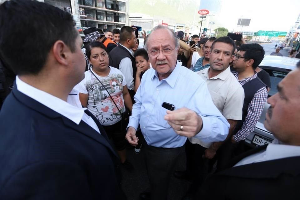 El Secretario de Gobierno, Javier Navarro, llegó al punto de la protesta para intentar que los manifestantes se retiraran de la vialidad.
