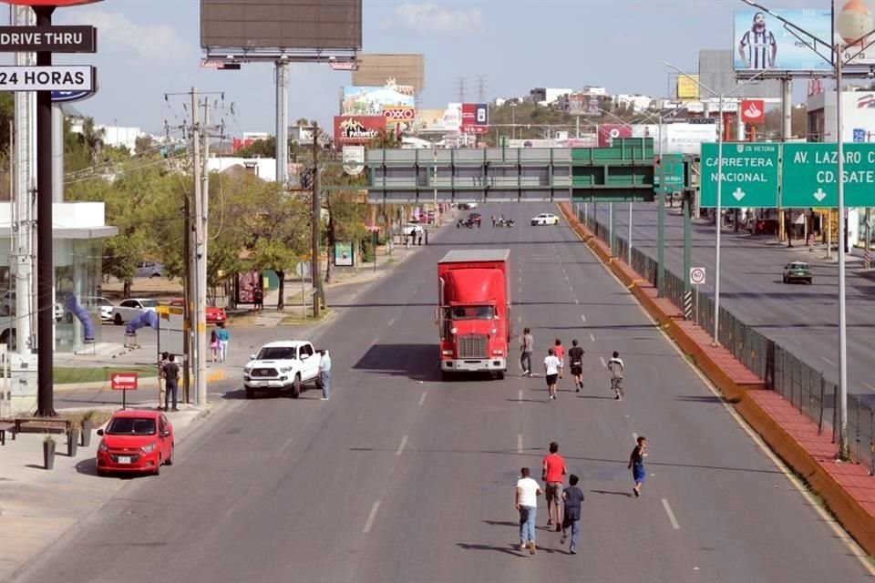 Los agentes implementaron un operativo y desviaron la vialidad de la Av. Garza Sada, al norte, desde su cruce con la calle Libra, y en el sentido hacia el sur, desde antes de llegar a Alfonso Reyes.