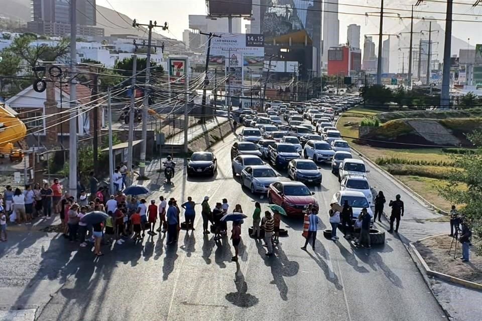 De forma simultánea a la manifestación de Garza Sada, alrededor de las 18:00 horas otro grupo de inconformes bloquearon el cruce de la Avenida Lázaro Cárdenas y Acueducto,frente a Laderas del Mirador.