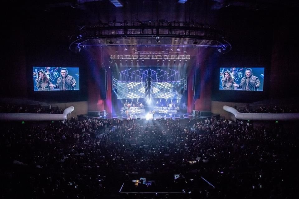 Lucero y Mijares contaron con la presencia de 10 mil fanáticos en el Auditorio Nacional.