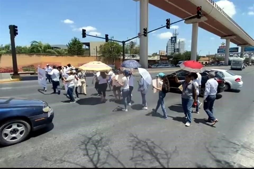 Alrededor de 60 personas se reunieron poco antes de mediodía a la altura del Arroyo Topo Chico para llevar lonas y carteles donde expresaron su malestar.