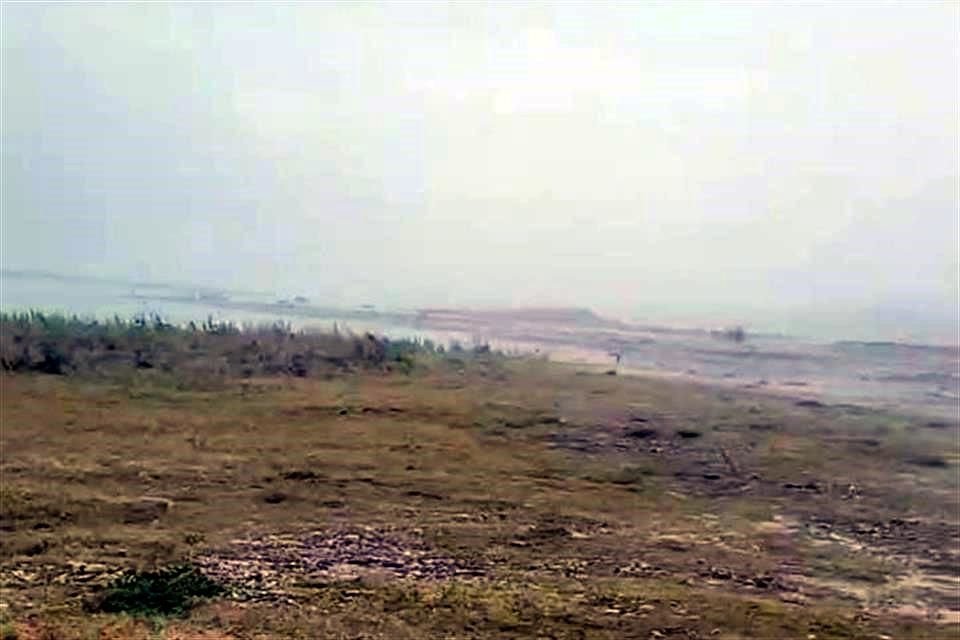 La precipitación sorprendió esta tarde a visitantes del embalse del municipio de China, que se encontraban en el vaso de la presa, y que incluso quedaron atrapados en medio de la lluvia.