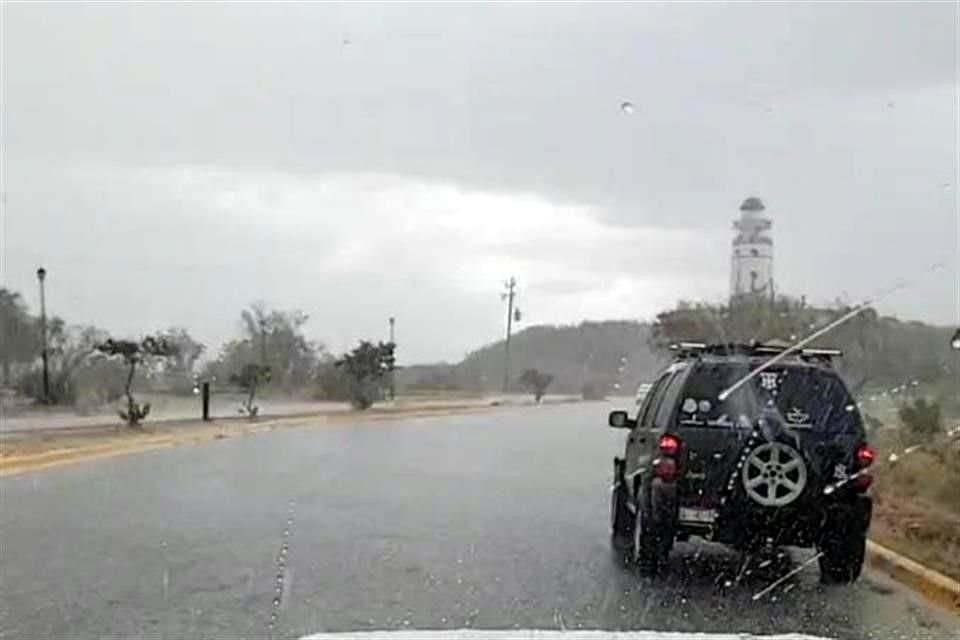 La precipitación sorprendió esta tarde a visitantes del embalse del municipio de China, que se encontraban en el vaso de la presa, y que incluso quedaron atrapados en medio de la lluvia.