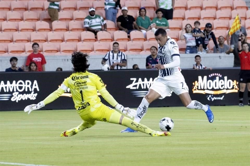 Rogelio Funes Mori volvió a jugar y estuvo muy errático.