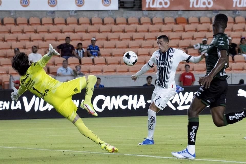 Rogelio Funes Mori reapareció en Rayados, pero falló sus oportunidades.
