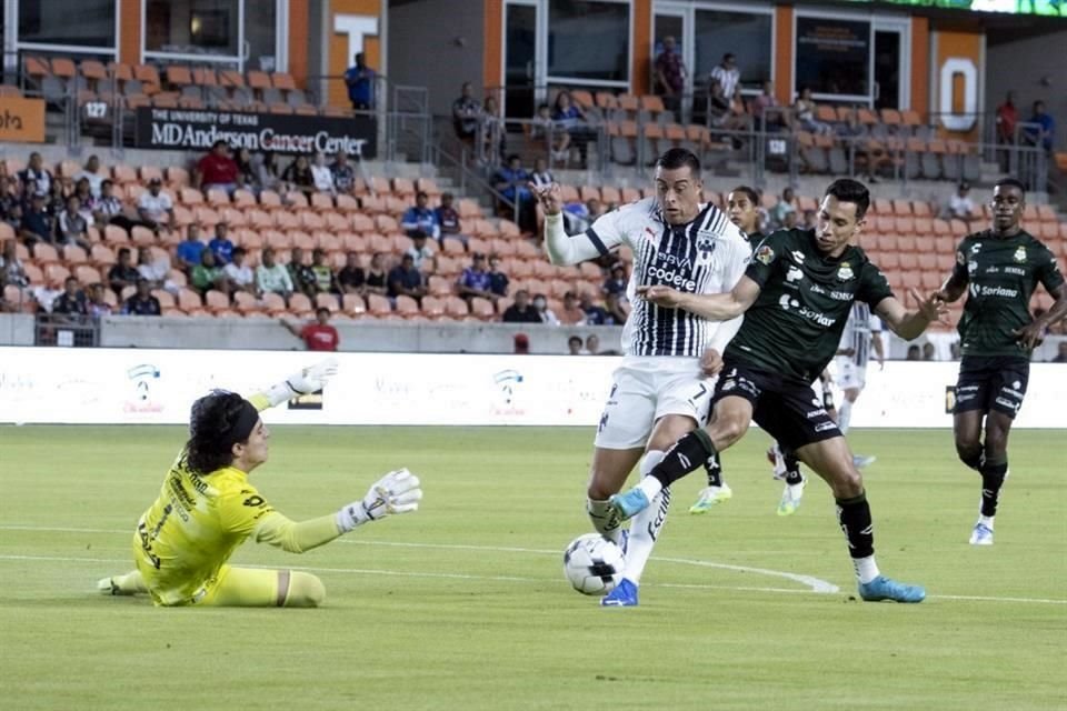 Carlos Acevedo también estuvo fino en el arco y evitó el gol de Rayados.