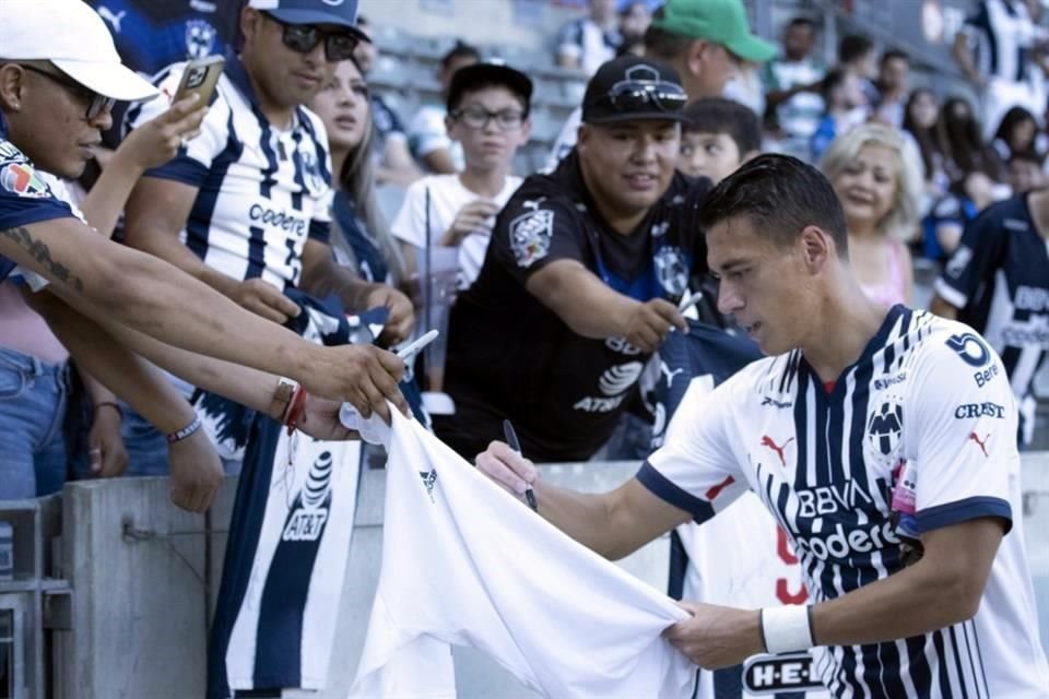 La afición rayada en Texas se conformó con autógrafos.