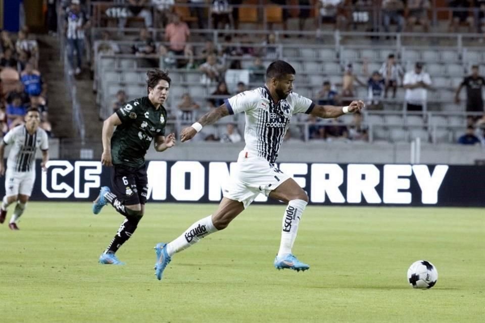 En el debut de Rodrigo Aguirre, Rayados, que estrenó uniforme, perdió 1-0 con el Santos en amistoso en Houston.