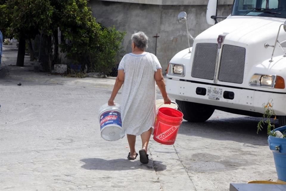 Los vecinos se avisan cuando llegan las pipas para surtir.