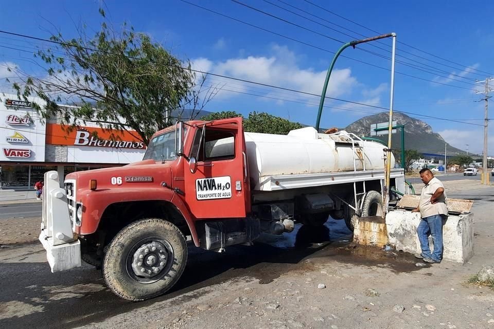 Empleados del Municipio de Escobedo extendieron sus jornadas de trabajo para llevar agua a más colonias.