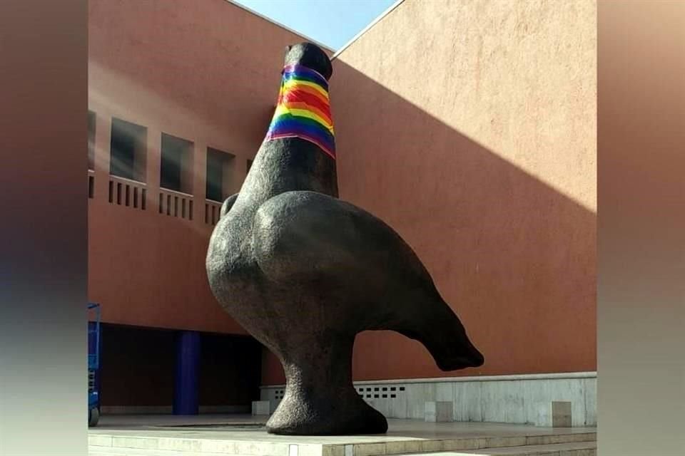 Escultura 'La paloma', de Juan Soriano con la bandera de la comunidad LGBT+.