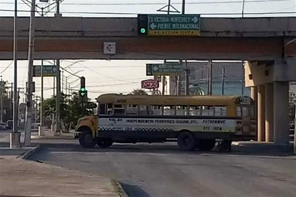 En varios puntos de Matamoros se registraron bloqueos y quema de vehículos.