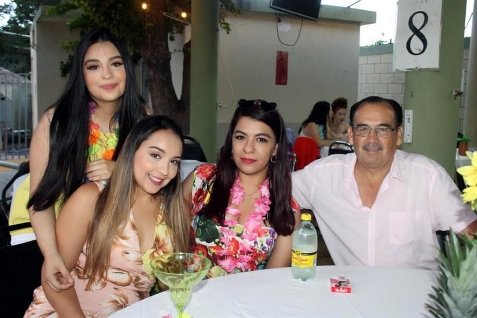 Raquel, Rebeca, Diana y Roosvelt Prado