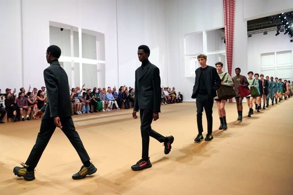 Miuccia Prada y Raf Simons presentaron 'Uomo SS23', su colección primavera/verano para hombre, ideal para regalar a papá en su día.