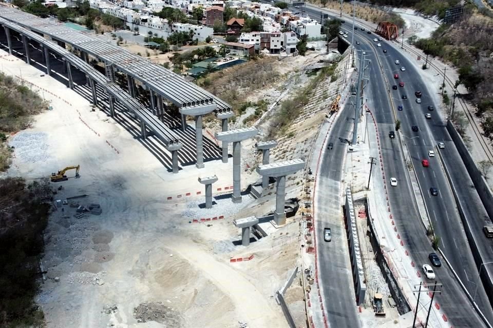 La obra del viaducto elevado en el Río Santa Catarina registra un avance del 90 por ciento.