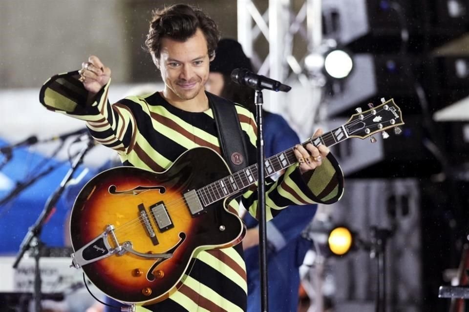 El cantante Harry Styles ayudó a un fan a declararse públicamente gay durante un concierto en el estadio de Wembley, en Londres.