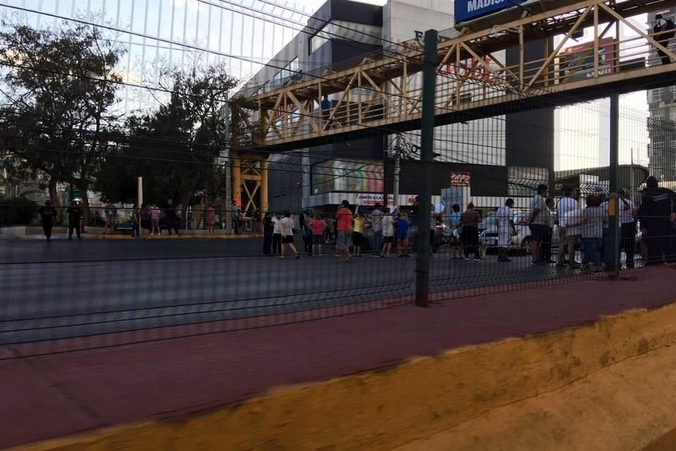 Bloquean vecinos nuevamente Garza Sada.