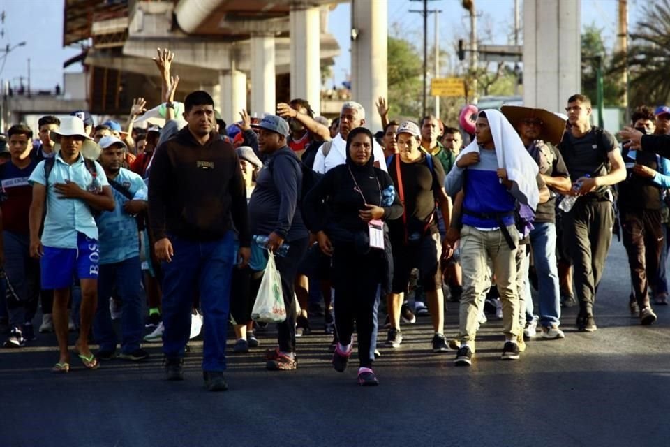 Alrededor de las 18:30 horas, de la Central de Autobuses partió un contingentes que acumula más de 200 personas entre los que había decenas de mujeres y niños, incluso bebés.