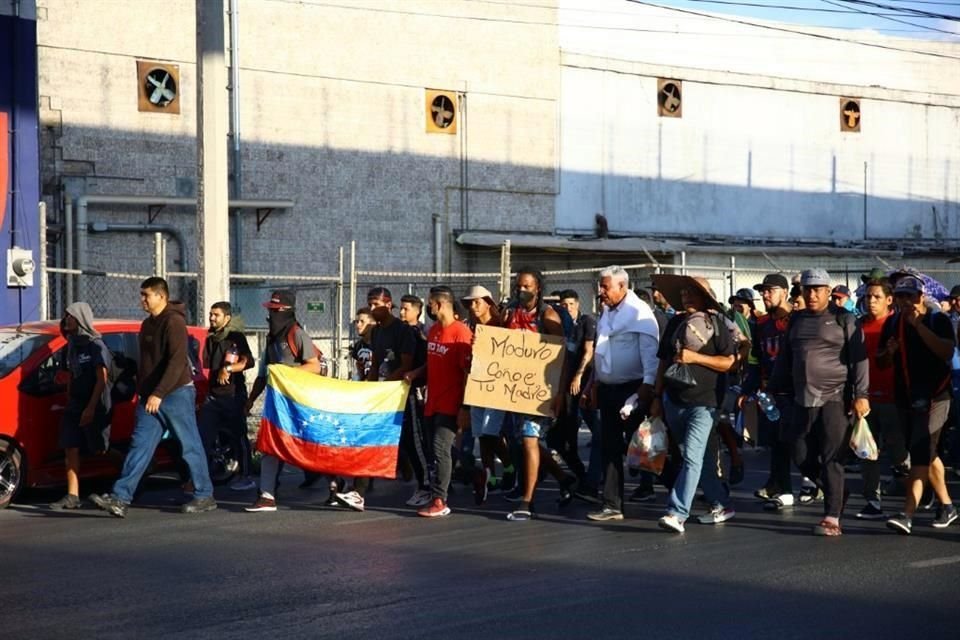 Al no conseguir viajar en autobús, cientos de migrantes salen caminado de la Central y toman Av. Universidad con rumbo a la frontera.