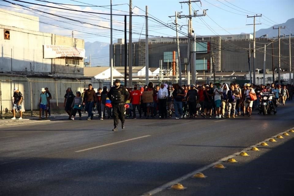 Al no conseguir viajar en autobús, cientos de migrantes salen caminado de la Central y toman Av. Universidad con rumbo a la frontera.