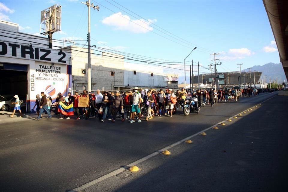 Al no conseguir viajar en autobús, cientos de migrantes salen caminado de la Central y toman Av. Universidad con rumbo a la frontera.