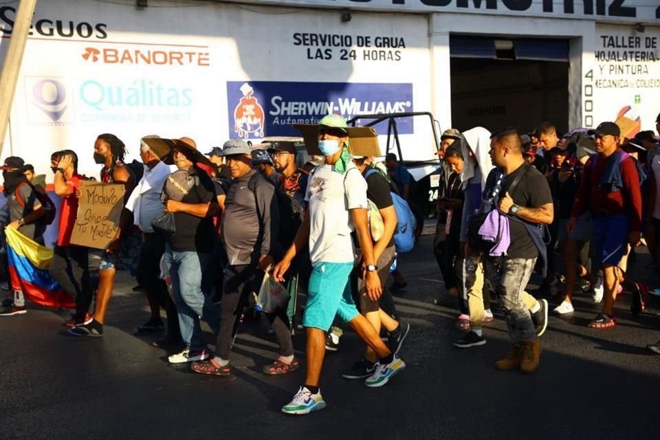 Al no conseguir viajar en autobús, cientos de migrantes salen caminado de la Central y toman Av. Universidad con rumbo a la frontera.