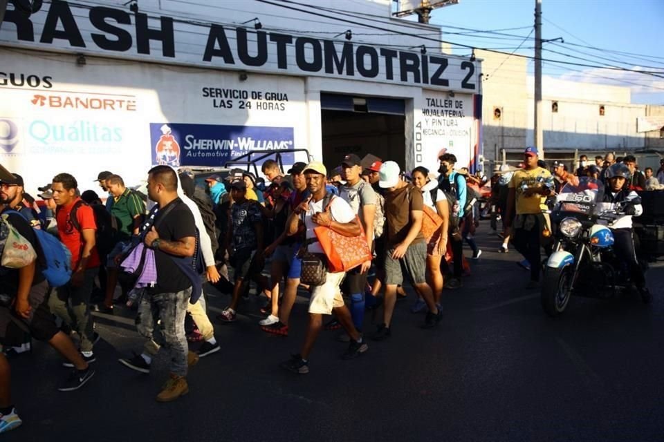 Al no conseguir viajar en autobús, cientos de migrantes salen caminado de la Central y toman Av. Universidad con rumbo a la frontera.